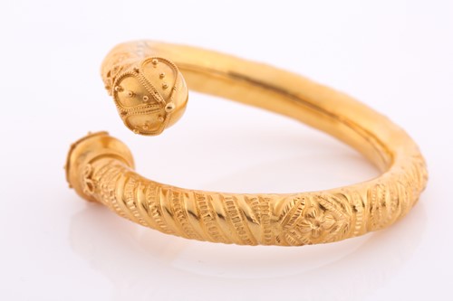 Lot 268 - A yellow metal hollow open bangle, with...