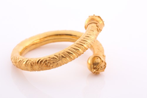 Lot 268 - A yellow metal hollow open bangle, with...