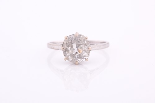 Lot 256 - A solitaire diamond ring set with an Old Mine...