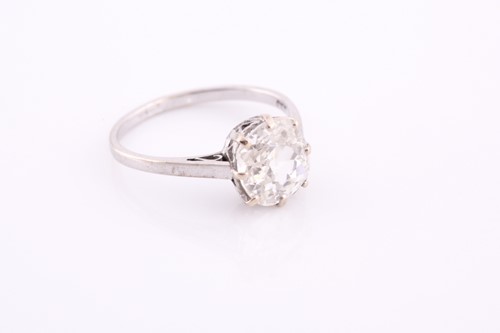 Lot 256 - A solitaire diamond ring set with an Old Mine...