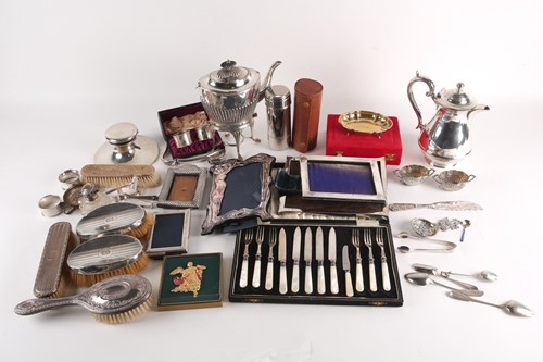 Lot 285 - A collection of silver to include a Chinese...
