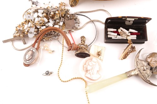Lot 183 - A small group of costume jewellery items, to...