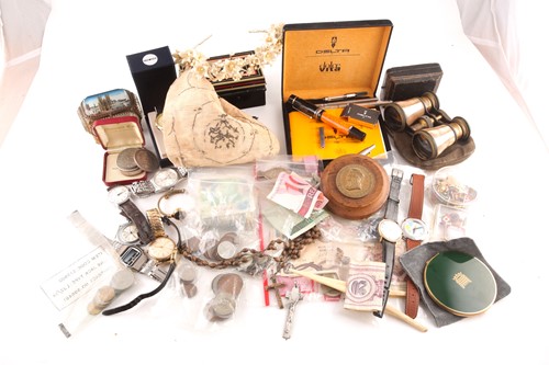 Lot 50 - A group lot of various jewellery items,...