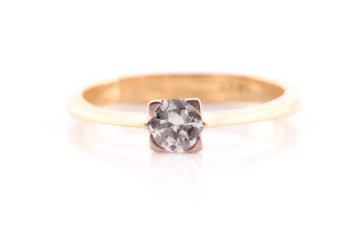 Lot 134 - A solitaire diamond ring, the round brilliant...