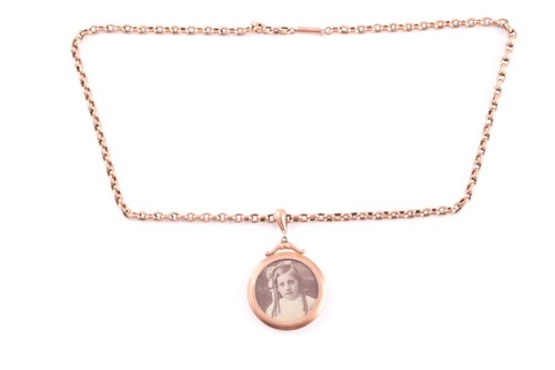 Lot 56 - An early 20th century rose gold oval belcher...