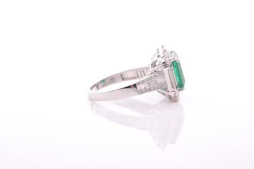 Lot 34 - An emerald and diamond square cluster ring,...