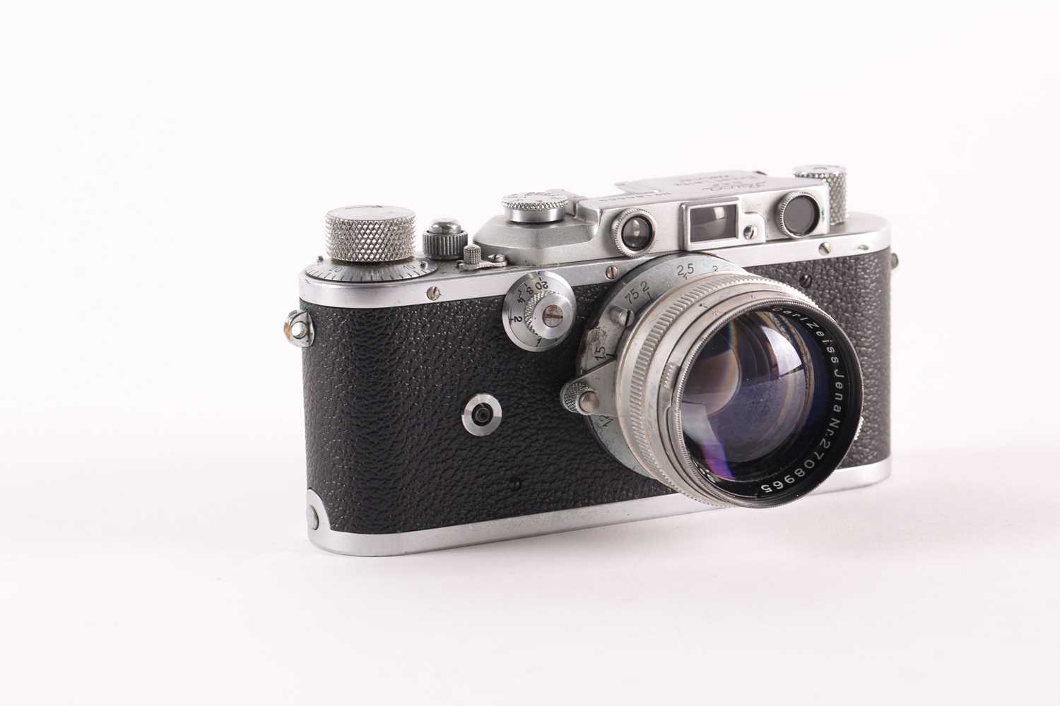 Lot 227 - A Leica camera, No.186559, marked Ernst Leitz...
