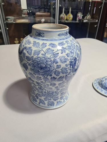 Lot 252 - A large Chinese jar and cover, decorated in...
