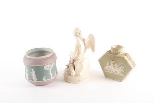 Lot 447 - A Wedgwood tricolour jasperware cache pot and...