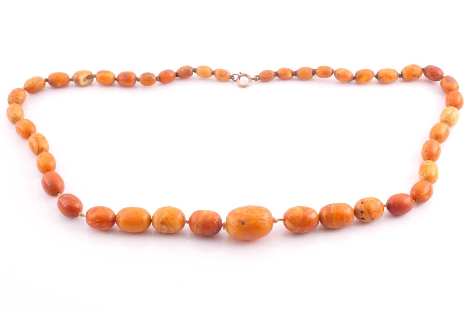 Lot 71 - A butterscotch amber beaded necklace, the...