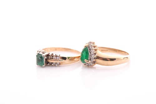 Lot 109 - An emerald and diamond cluster ring, the...