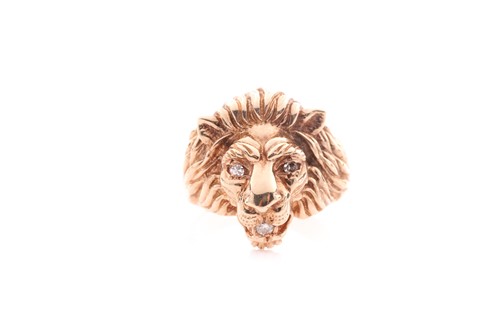 Lot 30 - A lion's head ring; the carved head with...