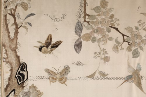 Lot 285 - A large Chinese silk embroidered panel, early...