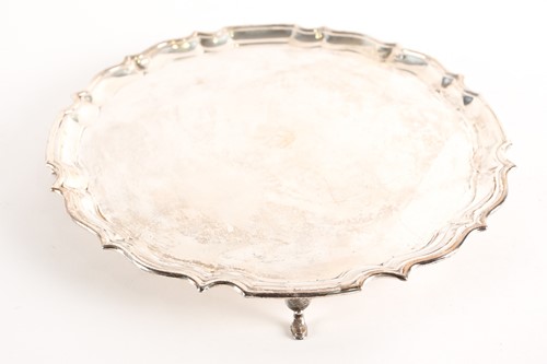 Lot 415 - A George V silver salver, Barker Brothers,...