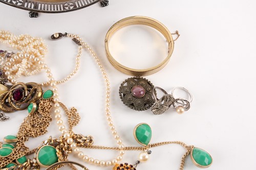 Lot 257 - A small quantity of costume jewellery and a...