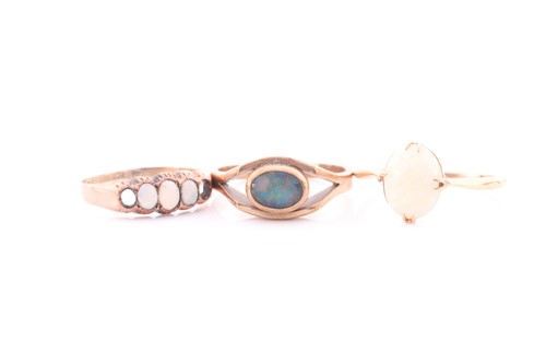 Lot 201 - An 18ct yellow gold and opal ring, size R,...