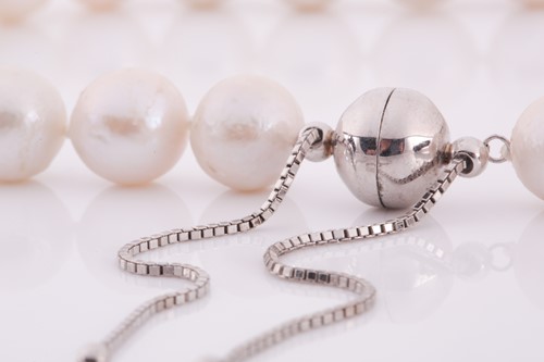 Lot 312 - A cultured white pearl necklace, with...