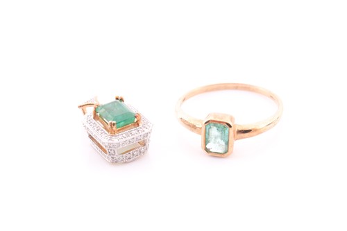 Lot 185 - A yellow gold and emerald ring, the...