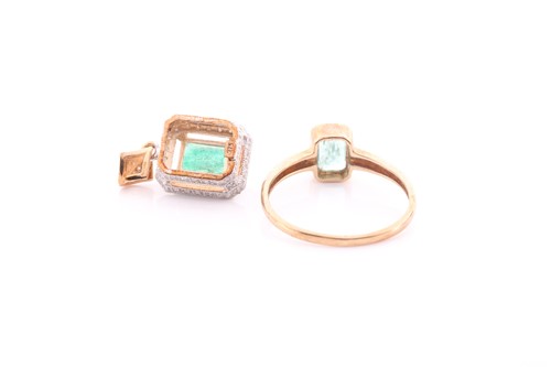 Lot 185 - A yellow gold and emerald ring, the...
