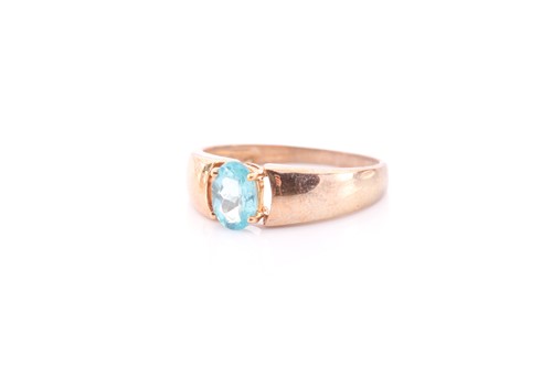 Lot 261 - A 9ct yellow gold and apatite ring, set with a...