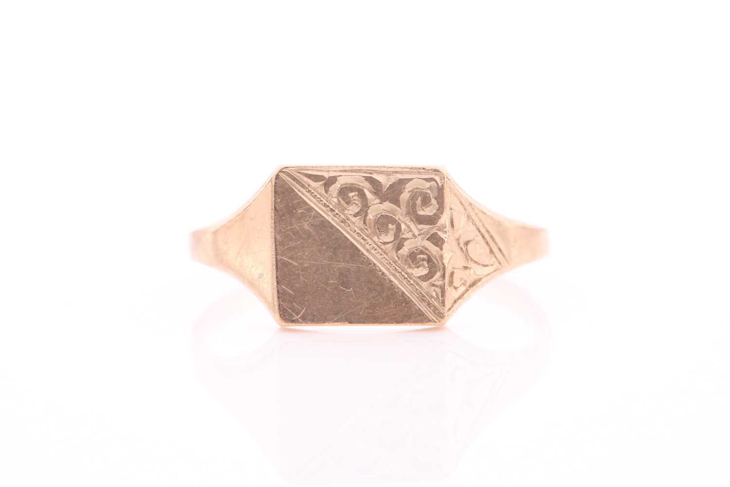 Lot 329 - A 9ct yellow gold signet ring, size N 1/2.