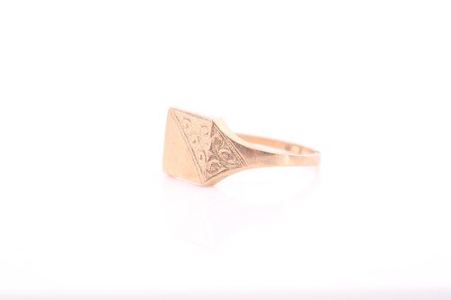 Lot 329 - A 9ct yellow gold signet ring, size N 1/2.