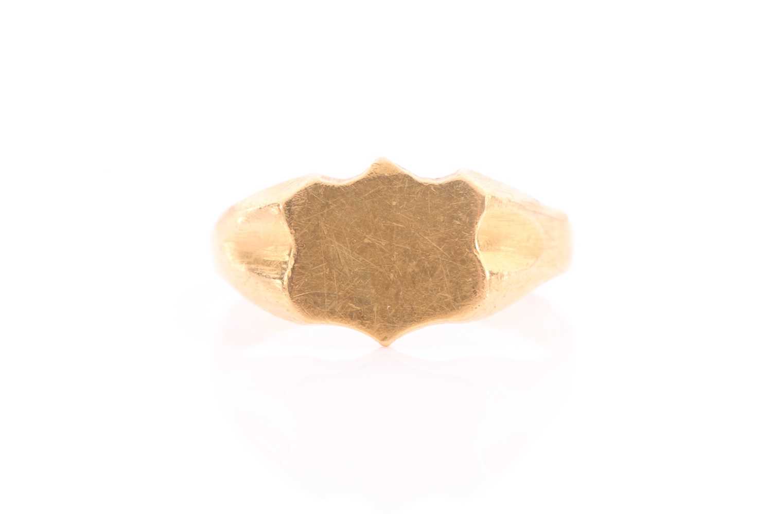 Lot 301 - A yellow metal signet ring, unmarked, size I 1/2.