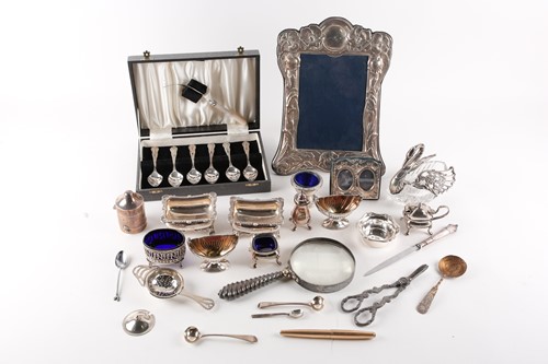 Lot 418 - A collection of small silver and plated items...