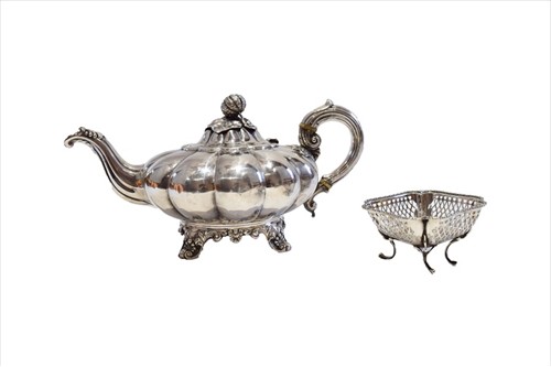Lot 351 - An early Victorian silver teapot with pumpkin...