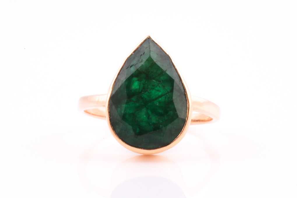 Lot 33 - A single stone emerald single stone ring, the...