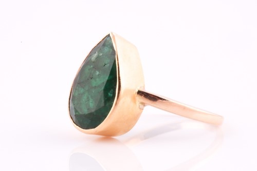 Lot 33 - A single stone emerald single stone ring, the...
