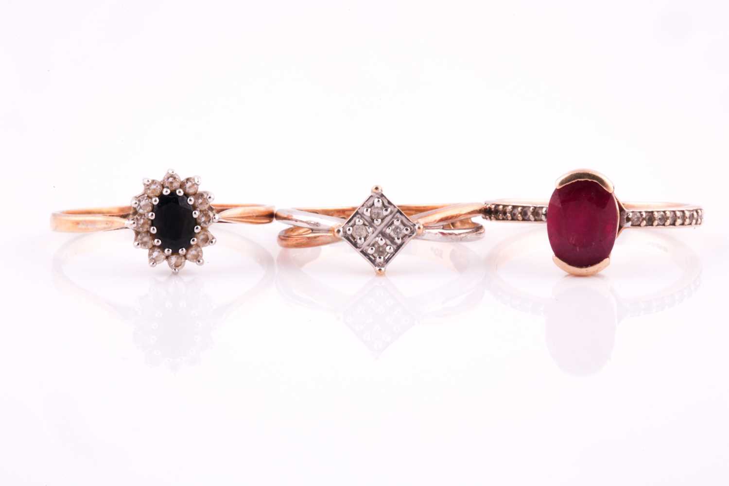 Lot 49 - A single stone oval ruby ring, with diamond...
