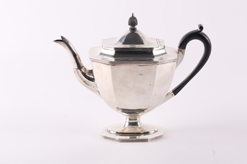 Lot 158 - A silver teapot; London 1908 by Thomas...