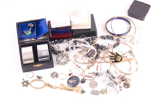 Lot 319 - A quantity of silver and costume jewellery...