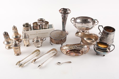 Lot 385 - A collection of silver items to include a...