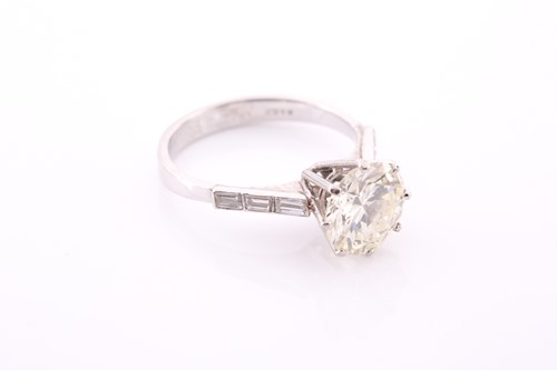 Lot 176 - A solitaire diamond ring, the round...