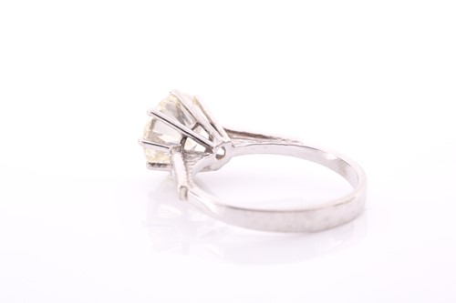 Lot 176 - A solitaire diamond ring, the round...