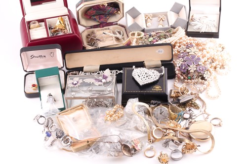 Lot 127 - A group of costume jewellery items, to include...