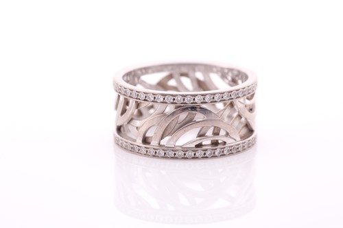 Lot 665 - De Beers. An 18ct white gold and diamond...