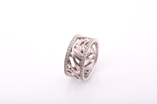 Lot 665 - De Beers. An 18ct white gold and diamond...