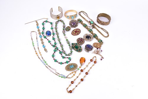 Lot 207 - .A group of vintage costume jewellery, to...