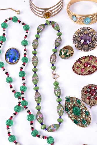 Lot 207 - .A group of vintage costume jewellery, to...