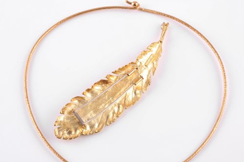 Lot 369 - Andrew Grima. An 18ct yellow gold pendant...