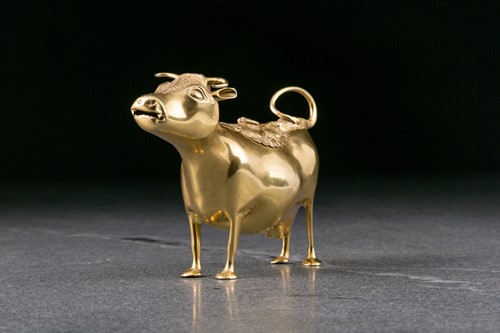 Lot 298 - A George III silver gilt cow creamer. London...