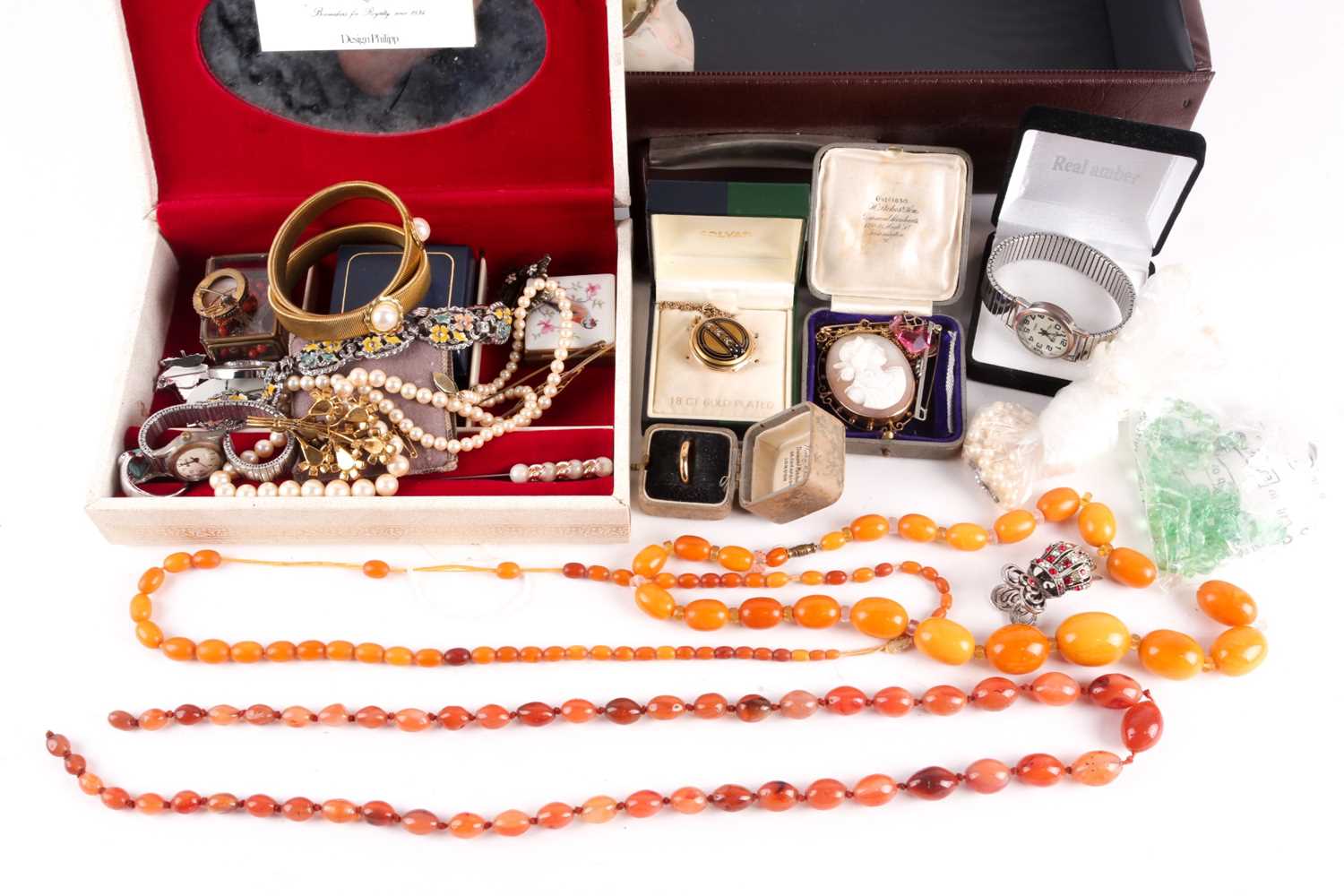 Lot 316 - A group of various jewellery items to include...