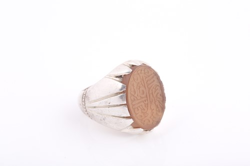 Lot 252 - An Indo Persian white metal and hardstone ring,...