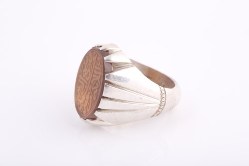 Lot 252 - An Indo Persian white metal and hardstone ring,...