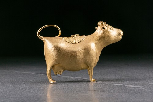 Lot 362 - A George III silver gilt cow creamer. London...