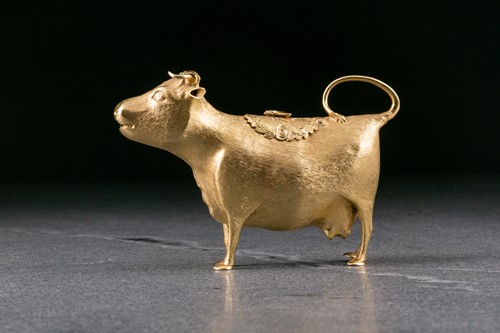 Lot 362 - A George III silver gilt cow creamer. London...
