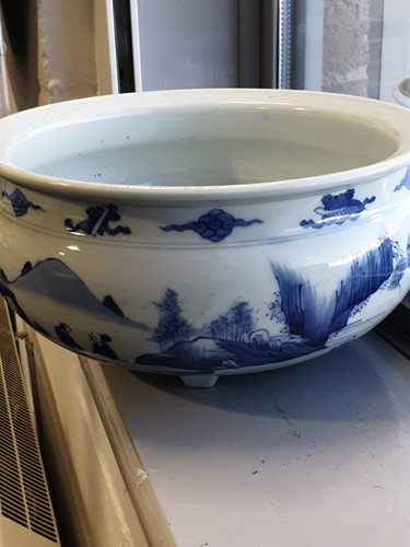 Lot 137 - A large Chinese porcelain blue & white Kangxi...